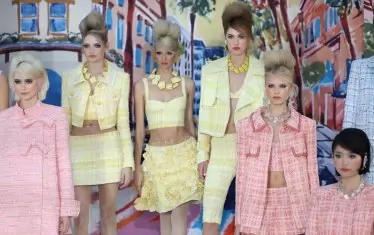  Модели от колекцията на Пол Костело, представена в Лондон този септември.