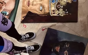  Художничката сред своите своеобразни портрети на душата.