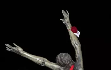  Десетки статуи в София днес са с протестни червени ленти или кърпи.