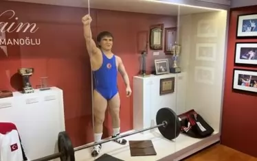 В една от стаите е показана восъчна фигура на Сюлейманоглу, редом до първата му щанга