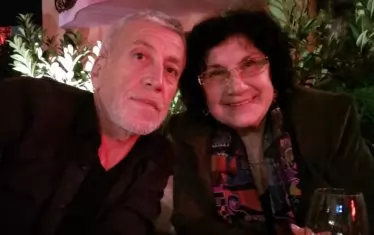  Атанас с любимата си тъща - голямата актриса Виолета Бахчеванова.