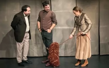  Мартин Каров (в центъра), Кирил Бояджиев и Албена Павлова в намек за "Дамата с кученцето". 