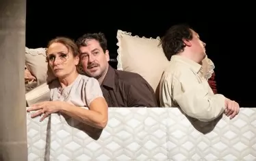  Серийният прелъстител (Каров) символично прониква в брачното ложе на най-добрия си приятел.