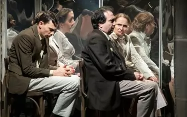  Персонажите гледат театър...