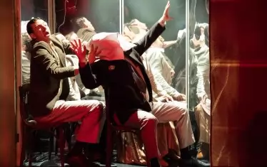  Персонажите спокойно гледат театър, когато изненадващо един от тях кихва...