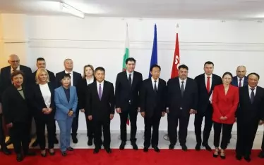 Водещите фигури на БСП заедно с китайската делегация.