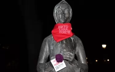  Десетки статуи в София днес са с протестни червени ленти или кърпи.