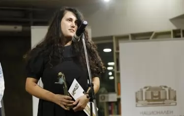  Виолета Радкова е с "Перото" за дебют.