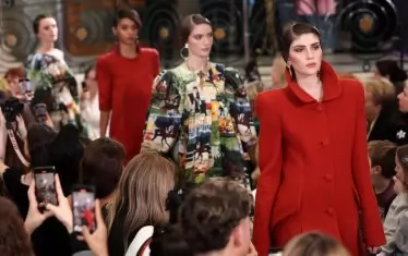 Дефилето на  Пол Костело по време на Лондонската седмица на модата през февруари 2025.