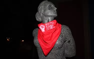  Десетки статуи в София днес са с протестни червени ленти или кърпи.