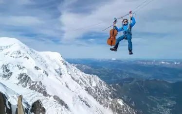 Кадър от доста екстремната фотосесия на върха на Европа.