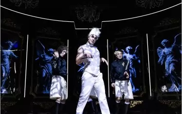  Богдан Бухалов като разлигавен до гротеска безидеен монарх.