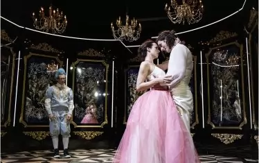  Весела Бабинова и Александър Кендеров като младия фаворит, препоръчан на Екатерина от съпруга й. 