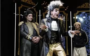  Богдан Бухалов и Свежен Младенов (на заден план) като ген. Велементов, главнокомандващ на Руската армия. 