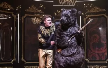  Несбъднатият престолонаследник с руската мечка. 