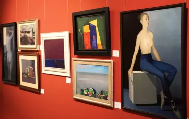 Част от картините, които ще бъдат предложени на търга.