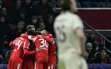 Футболистите на "Бенфика" се прегръщат след втория си гол във вратата на "Аякс" при първата победа на Жозе Моуриньо в Шампионската лига като треньор на лисабонския клуб.