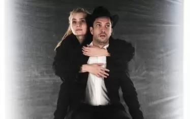  Всеки от героите се прелива от една самоличност в друга, обследвайки кой е всъщност.