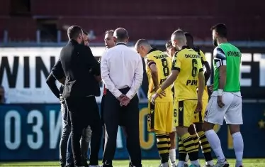 Капитаните на двата отбора и ръководители на двата клуба обсъждат с главния рефер Драгомир Драганов дали мачът може да продължи.