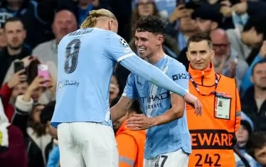 Капитанът на "Манчестър С" Ерлинг Холанд (вляво), който сам вкара един от головете срещу "Борусия" (Д), поздравява Фил Фодън за второто попадение на англичанина в мача.