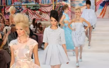  Модели от колекцията на Пол Костело, представена в Лондон този септември.