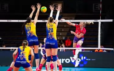 Боряна Ангелова (№17) и Ива Дудова опитват да спрат с блокада атаката на нидерландката Марит Яспер