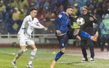 Защитникът на софийския ЦСКА Лумбард Делова (вдясно), който игра цял мач за Косово, овладява топката пред автора на гола за Швейцария Рубен Варгас при равенството 1:1 в Прищина.