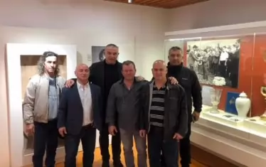 Щангистите от едно велико българско поколение, все приятели на Наим, позират в една от стаите на музея