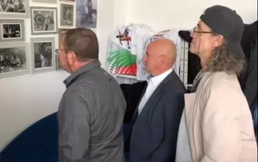 Нено Терзийски, Стефан Топуров и Николай Пешалов гледат снимките в музея