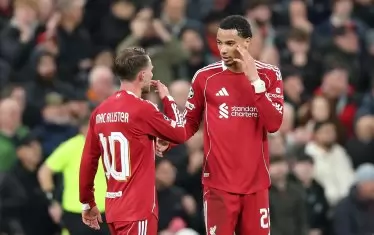 Френският нападател на "Ливърпул" Юго Екитике обсъжда с аржентинския си съотборник Алексис Мак Алистър (№10) гола, който световният шампион е вкарал на "Реал".