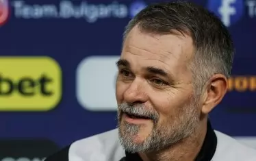 Селекционерът на Грузия Вили Саньол, световен вицешампион от 2006 г. с Франция, се усмихва по време на пресконференцията в София преди утрешния мач срещу България.