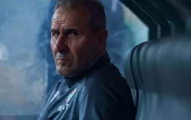 Димитър Димитров гледа от резервната скамейка по време на дебюта си като треньор на "Ботев".