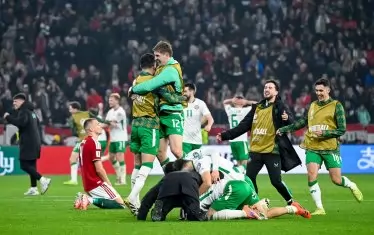 Ирландците са на върха на щастието след фантастичния обрат в Будапеща, а унгарците (в червени екипи) са на колене.