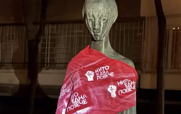  Десетки статуи в София днес са с протестни червени ленти или кърпи.