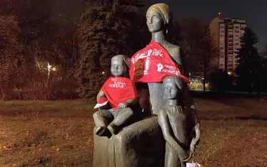  Десетки статуи в София днес са с протестни червени ленти или кърпи.