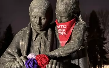  Десетки статуи в София днес са с протестни червени ленти или кърпи.