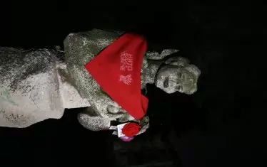  Десетки статуи в София днес са с протестни червени ленти или кърпи.