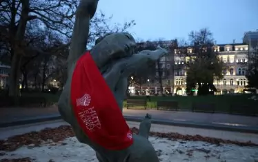  Десетки статуи в София днес са с протестни червени ленти или кърпи.
