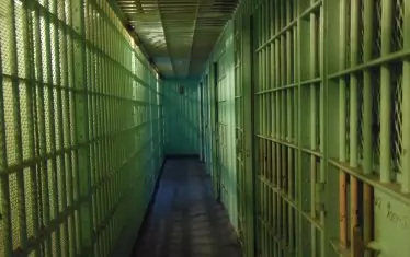 Петима служители на ареста във Варна са задържани