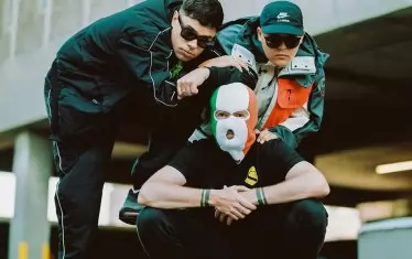 Северноирландците Kneecap рядко минават без скандал около себе си.