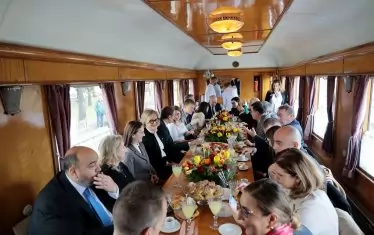 Чуждестранните гости пристигаха на гара Гюешево с "царския влак" - "Корона експрес". 