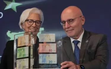 Председателят на Европейската централна банка Кристин Лагард и управителят на БНБ Димитър Радев показаха как ще изглеждат българските евробанкноти, които ще влязат в обращение от 1 януари 2026 г.  