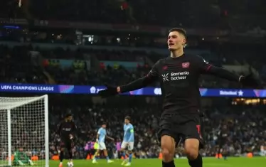 Чешкият нападател на "Байер" Патрик Шик е разперил ръце, след като е направил резултата 2:0 за тима си срещу "Манчестър Сити" на ст. "Етихад".