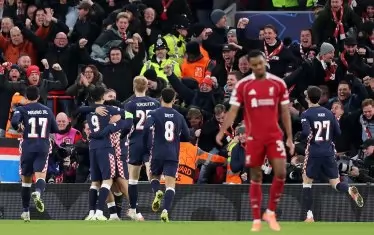 Отборът на ПСВ "Айндховен" е пощурял от радост след третото си попадение на ст. "Анфийлд".