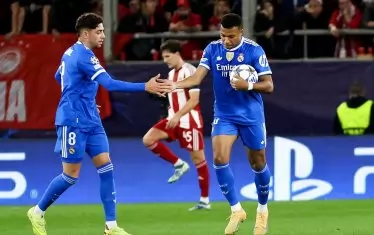 Килиан Мбапе е грабнал топката и получава поздравления от Федерико Валверде след един от четирите си гола във вратата на "Олимпиакос".