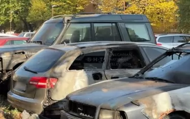 Опожарени са три коли на служител на Главна инспекция по труда