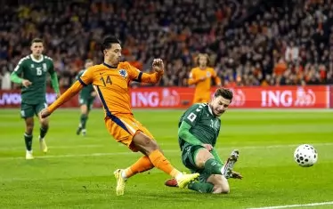 Тиджани Райндерс (в средата) вкарва първия гол за Нидерландия срещу Литва на ст."Йохан Кройф Арена" при успеха, който подпечата класирането на "лалетата" за световното първенство догодина.