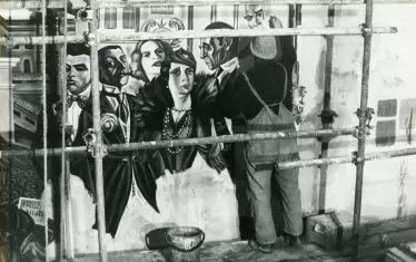  Йоан Левиев по време на работа по стенописа в Драматичен театър – Пловдив, 1984, с любезното съдействие на Йоана Левиева.