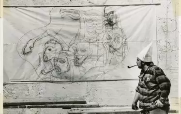 Димитър Киров по време на работа по стенопис с групов портрет на пловдивската петорка в къща „Георгиади“, с любезното съдействие на Русалия Кирова.
