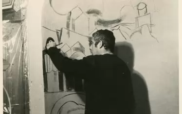  Георги Божилов-Слона по време на работа по стенопис в
управлението на „Старинен Пловдив“, с любезното съдействие на Мия Божилова.
